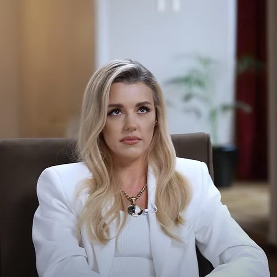 Обзор: «Юлианна Караулова: секреты «Кто хочет стать миллионером», перезапуск карьеры, уход от Яны Рудковской»