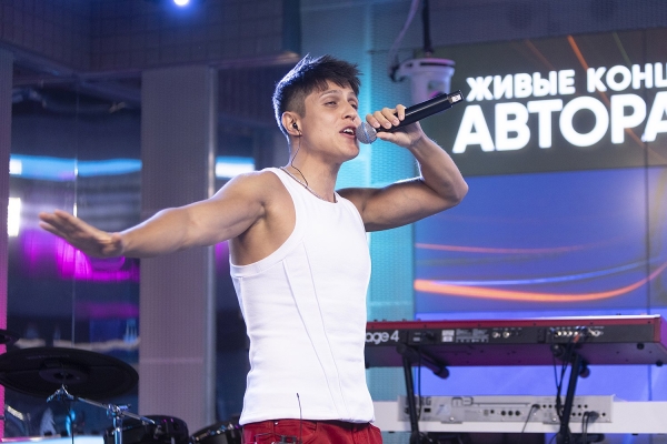 Хабиб снял бандану и спел «Мотыльки» для девчат постарше