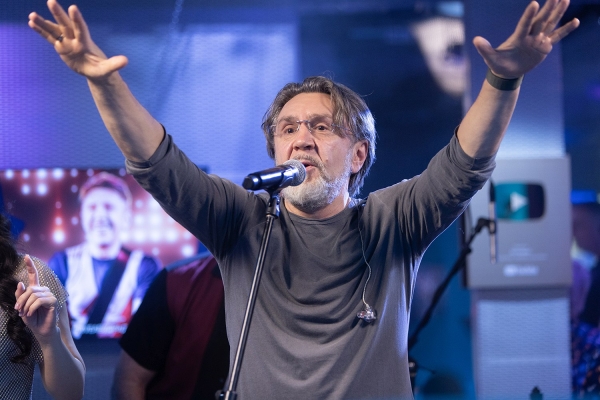 Сергей Шнуров спел «Синюю богиню» и рассказал про тиранию счастья
