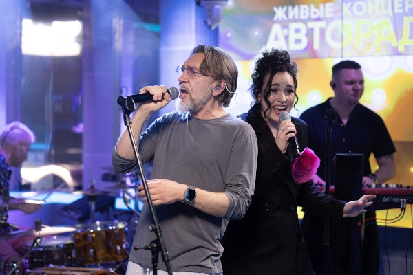 Сергей Шнуров спел «Синюю богиню» и рассказал про тиранию счастья