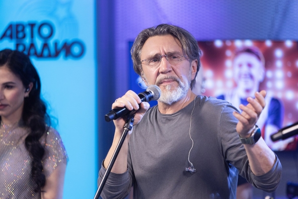 Сергей Шнуров спел «Синюю богиню» и рассказал про тиранию счастья